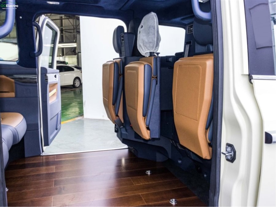 Geely LEVC TX5