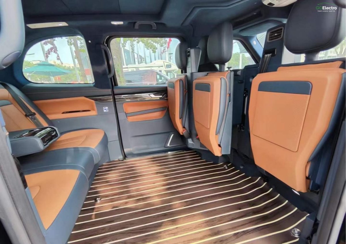 Geely LEVC TX5